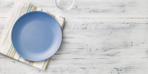istock Empty purple plate on wooden background 946781466