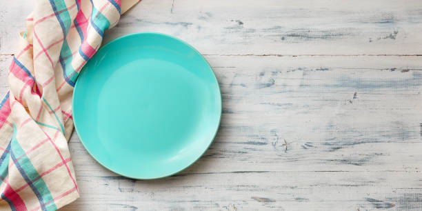 istock Empty turquoise plate on wooden background 946783634