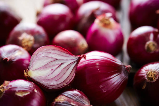 красный лук - spanish onion стоковые фото и изображения