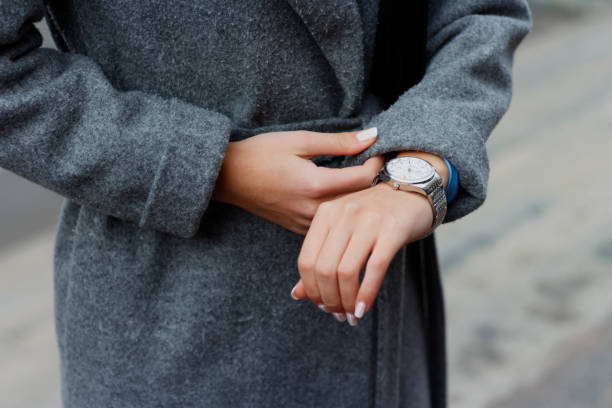 istock the girl is looking at the clock 946813162