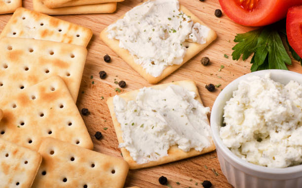 krakersy z serem śmietankowym - bread brown cheese close up zdjęcia i obrazy z banku zdjęć