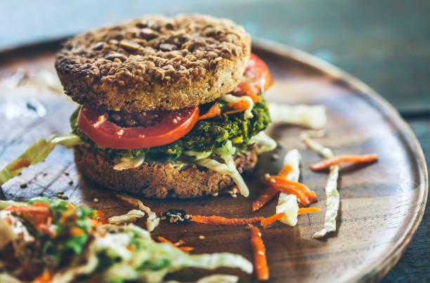 hamburger per vegetariani. hamburger con falafel. - salad vegetable hamburger burger foto e immagini stock