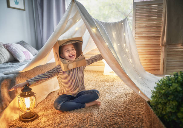 bambino che gioca in tenda - child playing dressing up imagination foto e immagini stock