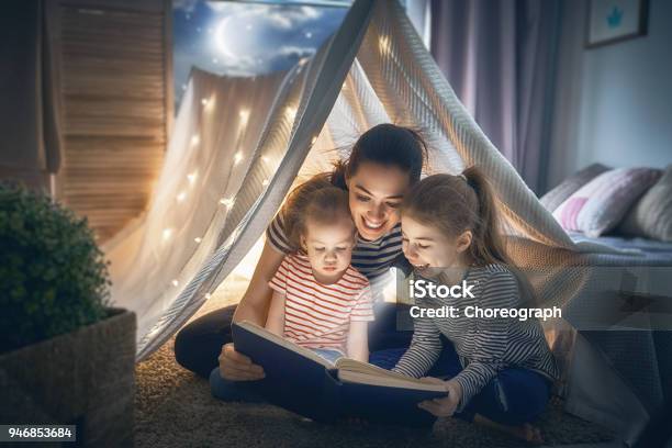 Mamma E Bambini Che Leggono Il Libro - Fotografie stock e altre immagini di Famiglia - Famiglia, Bambino, Leggere