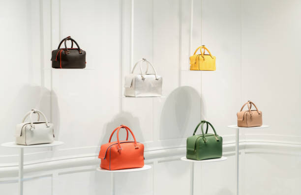 fashion handbags in a shop window - purse bag glamour personal accessory imagens e fotografias de stock
