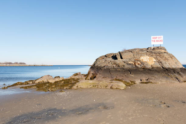 Praia em Long Island Sound com sinal de aviso - foto de acervo