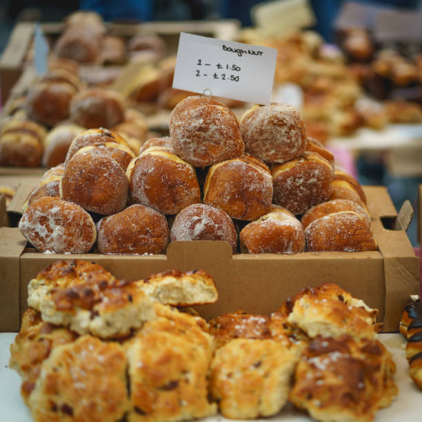 istock Artisan doughnuts on sale in farmer market stall. 946870144