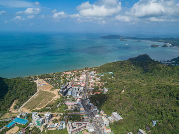 blick auf malerische seenlandschaft. thailand, krabi. ao nang beach. blauer himmel, grüne berge und meer. luftbild-drohne geschossen. - ao nang stock-fotos und bilder