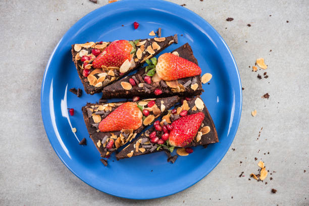 istock Strawberry and chocolate brownie sliced 946876864