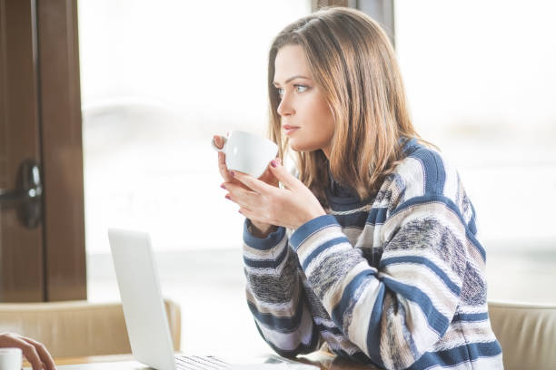 istock Businesswoman drinking coffee 946894316