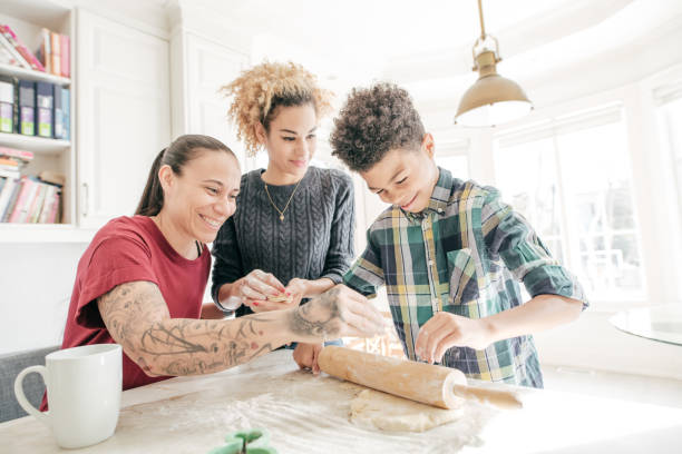 famille lgbtq, préparez des biscuits ensemble - spanish culture couple family latin american and hispanic ethnicity photos et images de collection