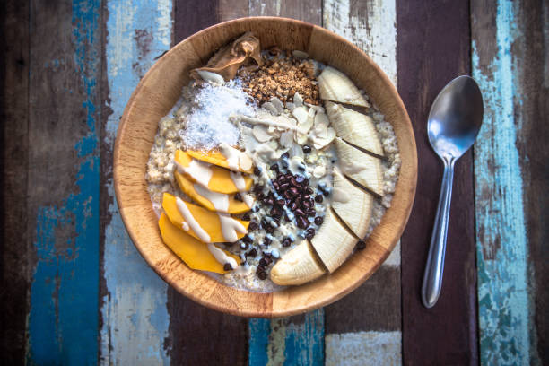 yogourt aux fruits muesli pour le petit déjeuner - cereal breakfast granola healthy eating photos et images de collection