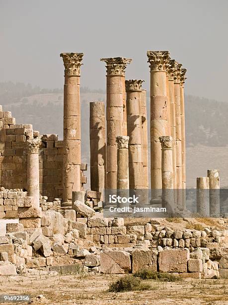 Foto de Templo De Artemis Jerash e mais fotos de stock de Templo de Artemis - Gérasa - Templo de Artemis - Gérasa, Admiração, Alto - Descrição Geral