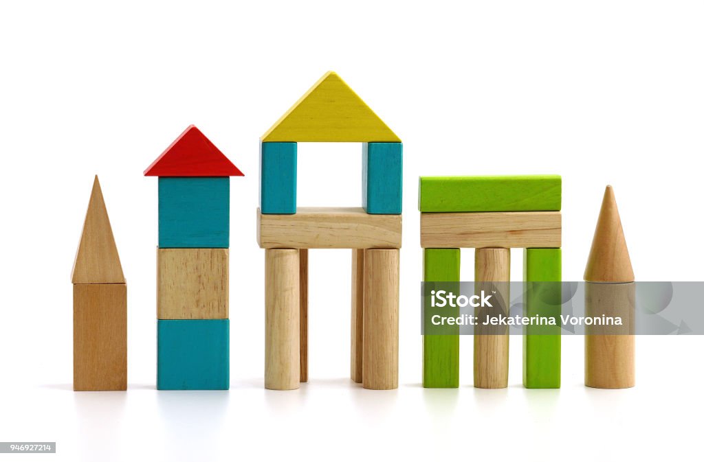 bloques de madera para niños en fondo blanco - Foto de stock de Bloque de construcción libre de derechos