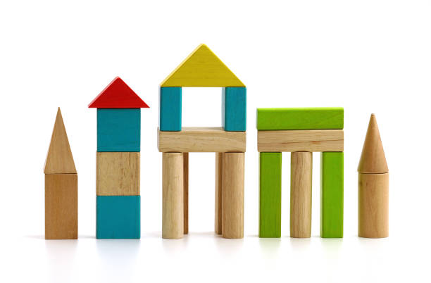 bloques de madera para niños en fondo blanco - figuras geometricas para preescolar fotografías e imágenes de stock