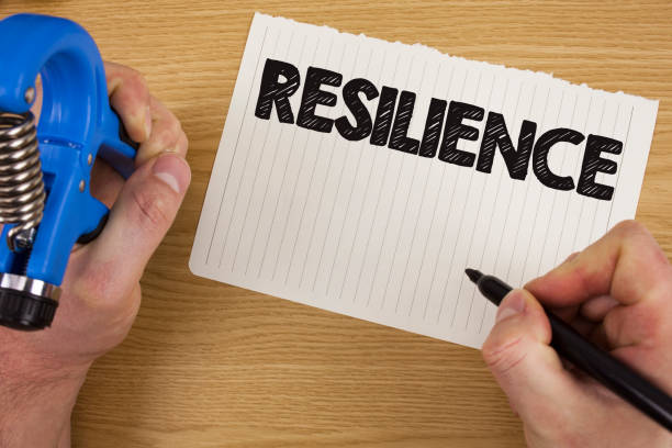 Text sign showing Resilience. Conceptual photo Capacity to recover quickly from difficulties Persistence written by Man Tear Notebook paper Marker and Tool in hand wooden background. muestra de texto que muestra capacidad de resistencia. fotografía conceptual capacidad para recuperarse rápidamente de las dificultades persistencia, escrito por el hombre en el papel para rasgar marcador y herramienta en mano sobre fondo de madera.