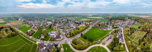вид с воздуха на исторический старый город лидберг в nrw, германия - neuss стоковые фото и изображения