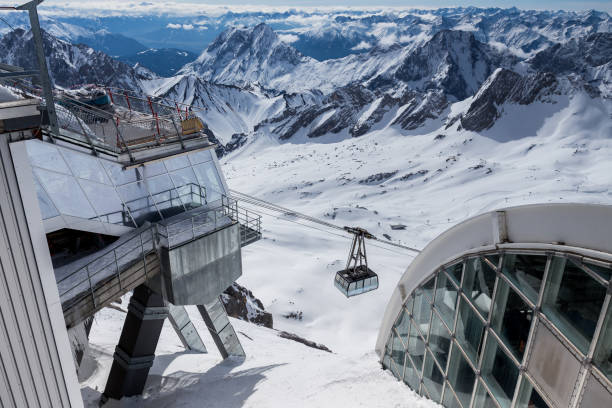 zugspitze горной пик станции немецких альп в зимний период - zugspitze mountain фотографии стоковые фото и изображения