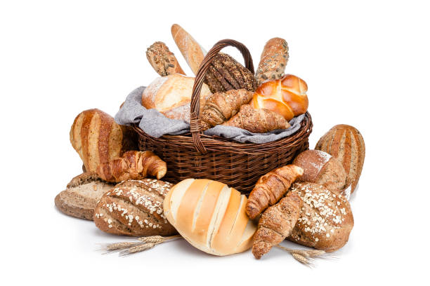 хлеб в плетеной корзине изолирован на белом фоне - bread bread basket basket whole wheat стоковые фото и изображения
