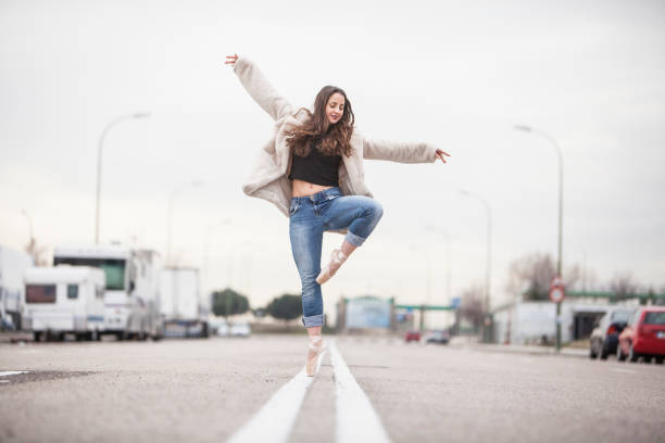 bailarina no meio da avenida - action balance ballet dancer ballet - fotografias e filmes do acervo