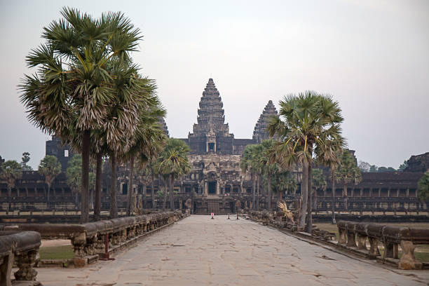 夕暮れ時カンボジアのアンコール ワット、シェムリします。 - ancient angkor wat footpath stone ストックフォトと画像