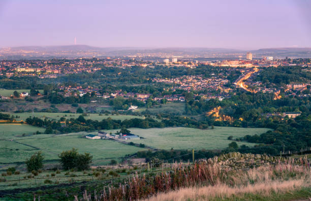 vista aérea da cidade de oldham - grande manchester - fotografias e filmes do acervo