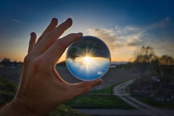 sfera di cristallo - paesaggio e tramonto - sfera di cristallo foto e immagini stock