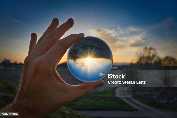 Sfera Di Cristallo Paesaggio E Tramonto - Fotografie stock e altre immagini di Sfera di cristallo - Sfera di cristallo, Sfera, Trasparente