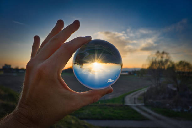 クリスタル ボール - 風景と夕焼け - 水晶球 ストックフォトと画像