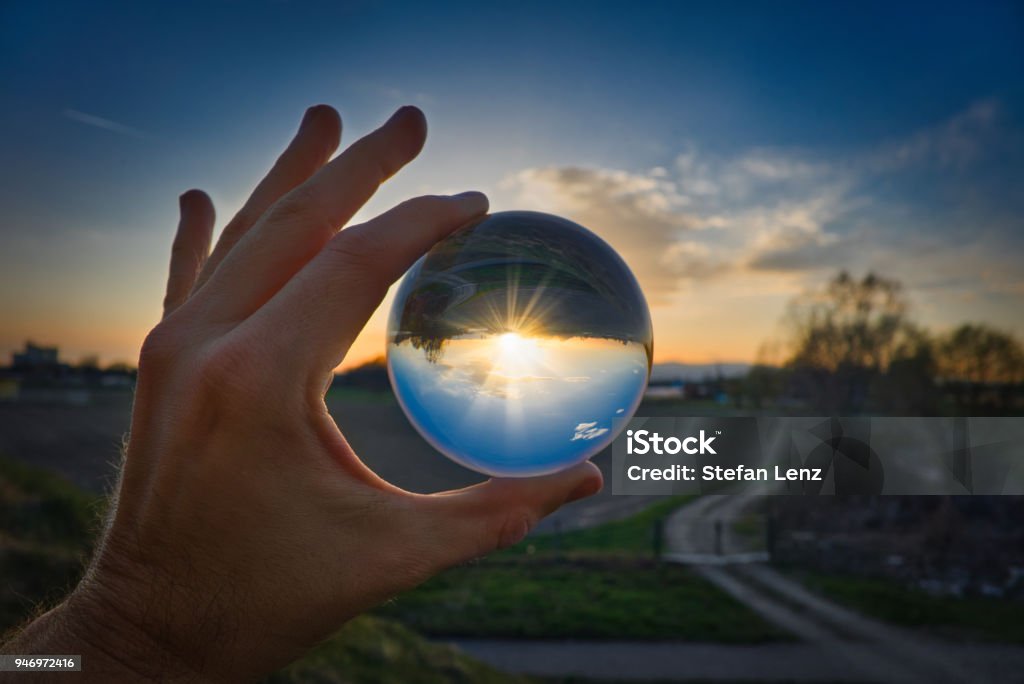 Bola de cristal - paisagem e pôr do sol - Foto de stock de Bola de cristal royalty-free