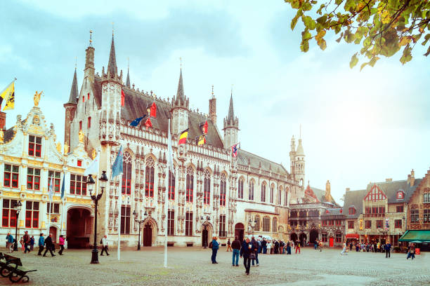 이전 chancery, 마을 회관과 거룩한 피 대성당에에서 성 광장 - bruges town hall 뉴스 사진 이미지