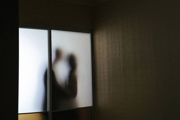 istock Silhouette of a loving couple 946987422