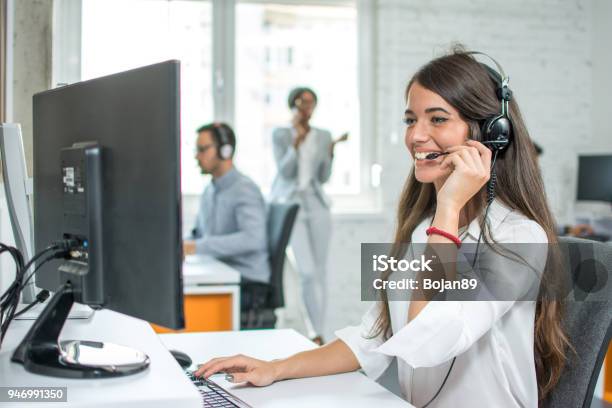 Junge Freundliche Betreiber Frau Mit Headsets Die Arbeit In Einem Callcenter Agent Stockfoto und mehr Bilder von Callcenter