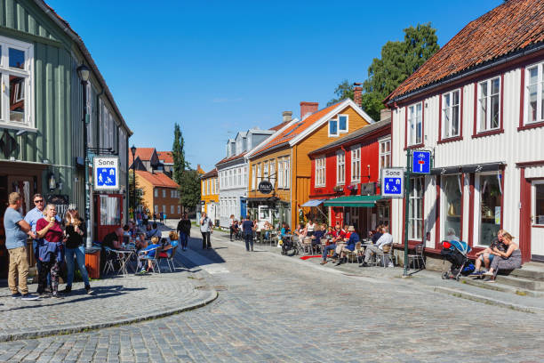 街を歩いて、カラフルな建物のカフェで食べるの観光客。アーキテクチャの北欧スタイル。 - trondheim ストックフォトと画像