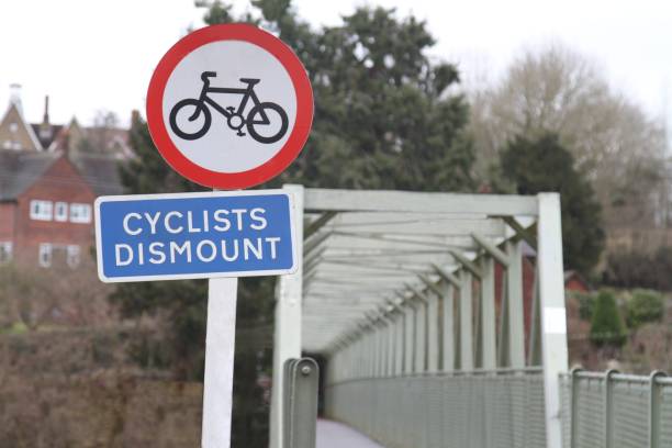 istock Cyclists dismount sign 947013782