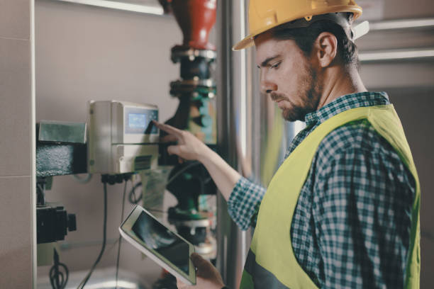 stationary engineer at work - heating engineer imagens e fotografias de stock