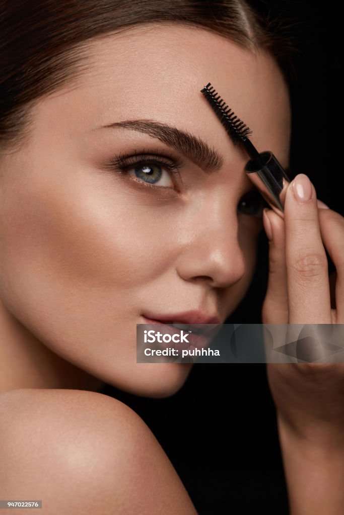 Rostro De Mujer Con Bellas Cejas Y Maquillaje Profesional Foto de stock y  más banco de imágenes de Adulto - iStock