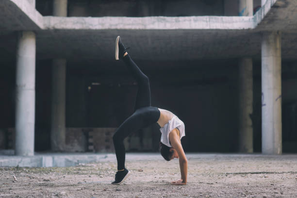 fille gymnaste agissant sur la rue - acrobate photos et images de collection