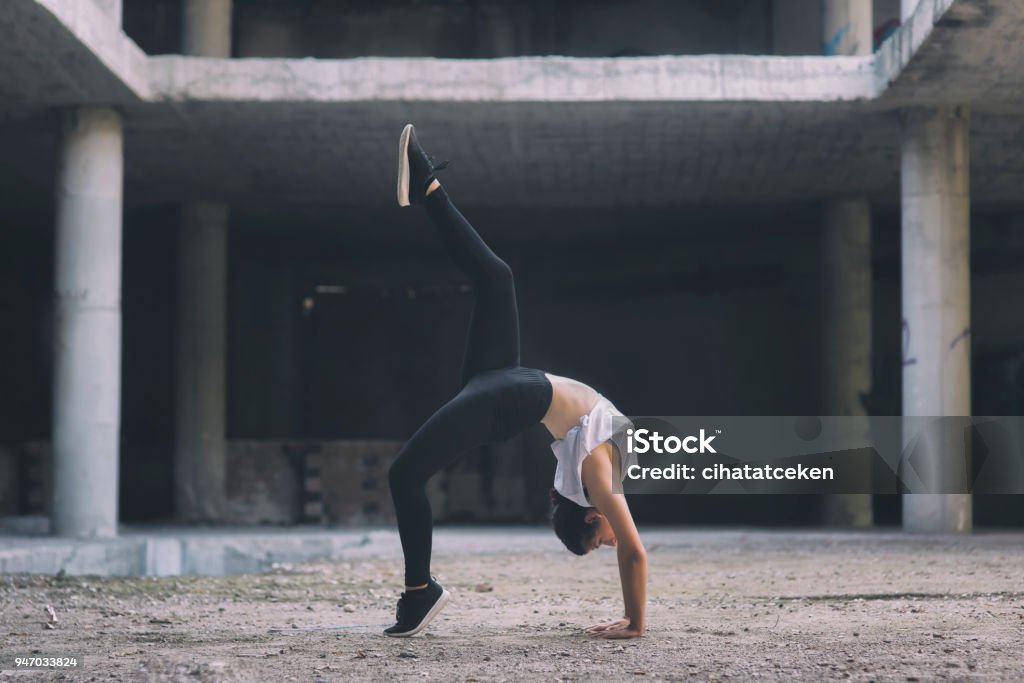 Menina ginasta atuando na rua - Foto de stock de Dançar royalty-free