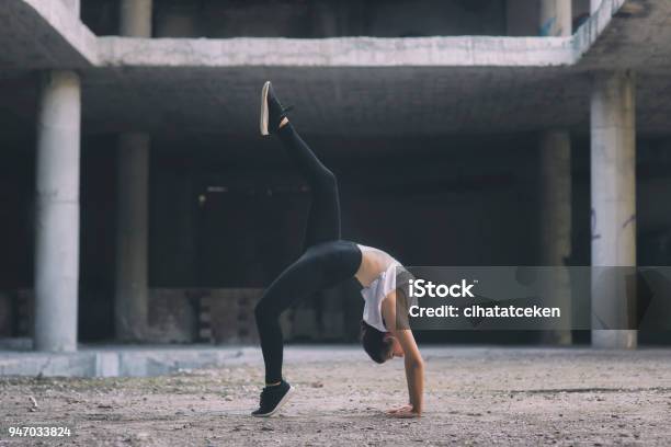 Foto de Menina Ginasta Atuando Na Rua e mais fotos de stock de Dançar - Dançar, Cidade, Yoga