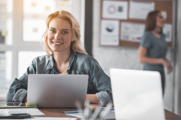 istock Enjoyed lady at her working place 947033846
