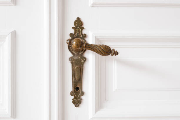 manija de puerta vieja closeup puerta madera en bonito apartamento - interior - old structure fotografías e imágenes de stock