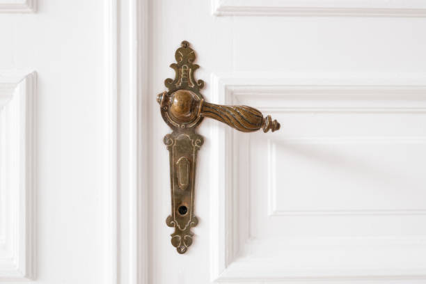 manija de puerta vieja closeup puerta madera en bonito apartamento - interior - dormitorio estilo art nouveau fotografías e imágenes de stock