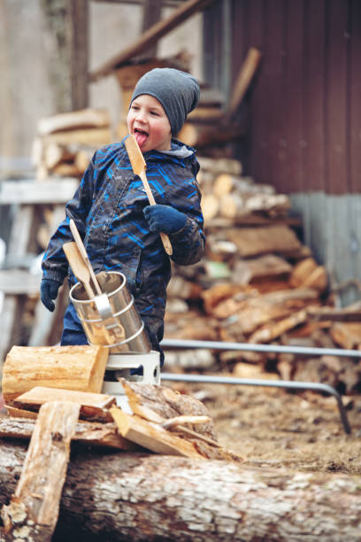 piccola azienda familiare di un'industria dello sciroppo d'acero - maple syrup sugar shack foto e immagini stock