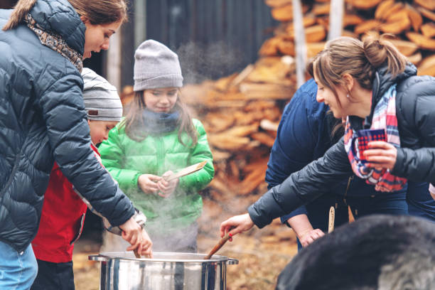 petite entreprise familiale d’une industrie du sirop d’érable - maple syrup sugar shack photos et images de collection