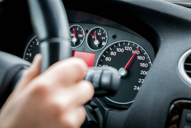 auto an der autobahn bei hoher geschwindigkeit - tacheometer stock-fotos und bilder