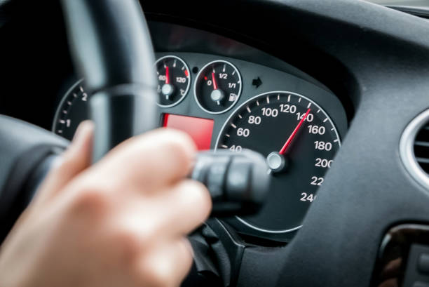 높은 속도에서 고속도로에서 자동차를 운전 - speedometer 뉴스 사진 이미지