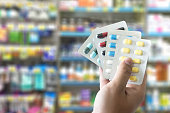 medizinische-versorgung-bei-apotheke-packung-antibabypillen-apotheke-drogerie.jpg?b=1&s=170x170&k=20&c=HENCYRs7o4OJo1U-X4Vzno_EHgNvbL1EPc-gygjQnoA=