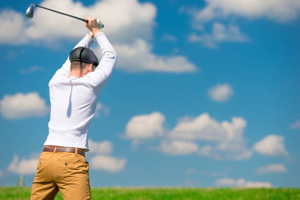 um mau golfista agressivo quebra seu clube de golfe depois de perder o jogo - golf putting golf course golf club - fotografias e filmes do acervo