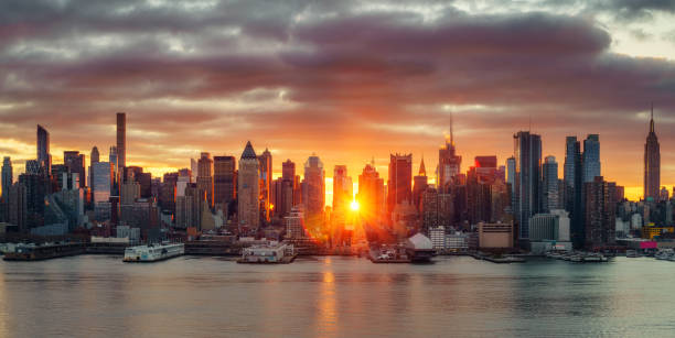lever de soleil brillant sur manhattan - overcast day new york city manhattan photos et images de collection